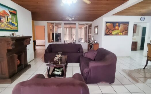 EN VENTA AMPLIA CASA EN CARRETERA NUEVA A LEÓN